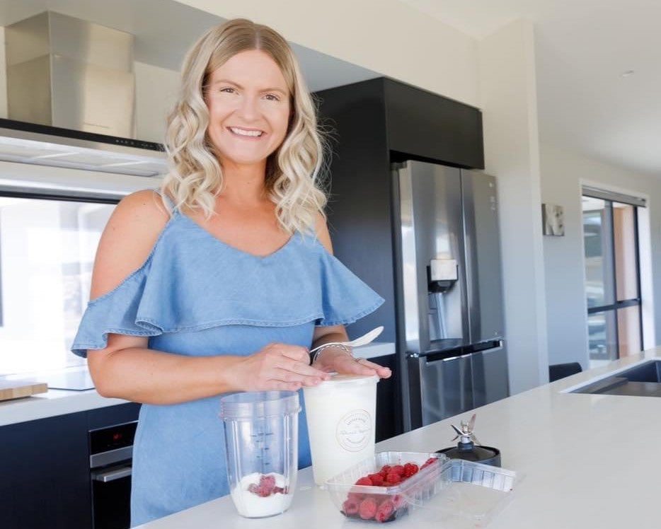 Picture of a Keto Nutritionist Making a Keto Smoothie